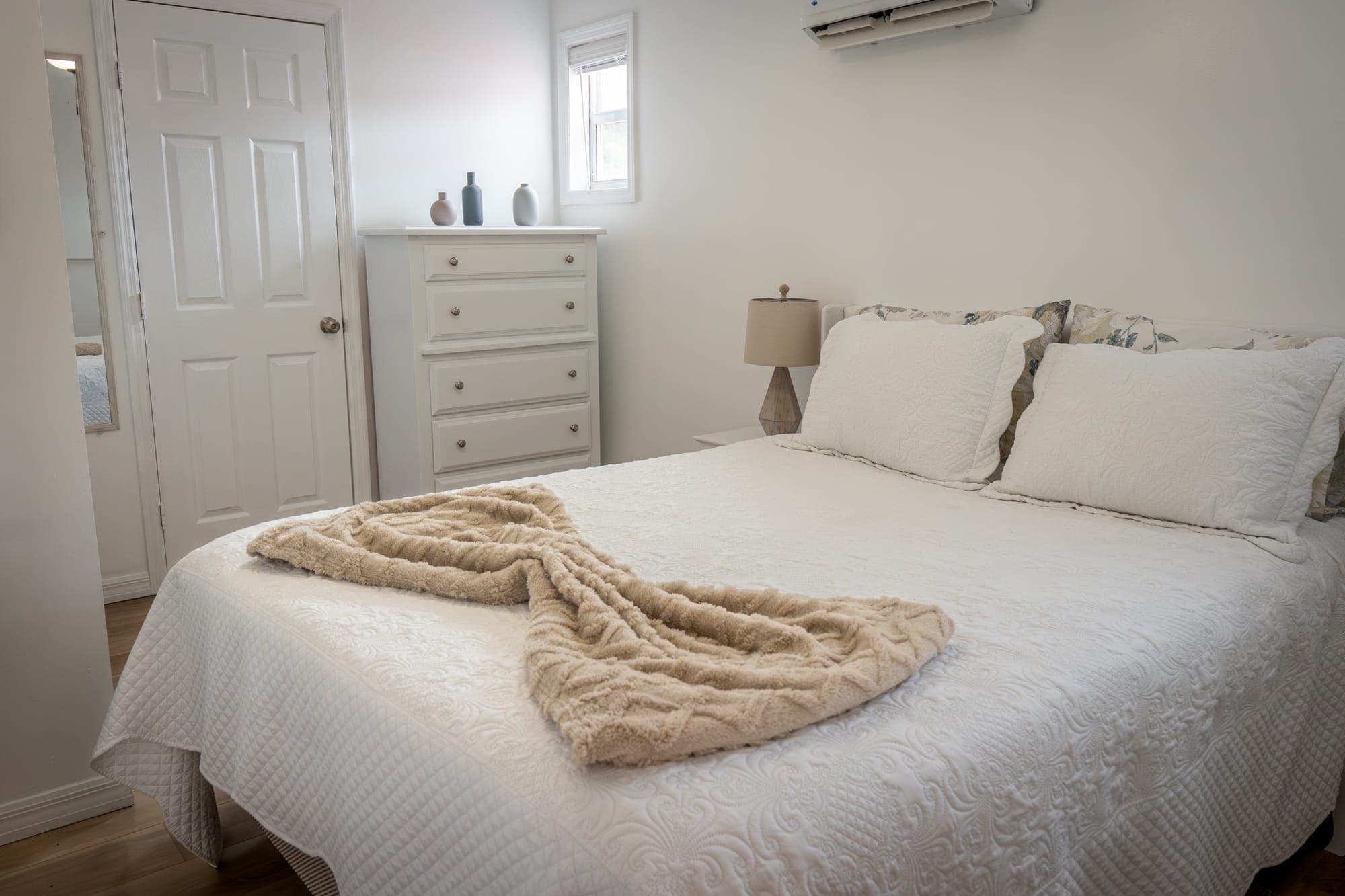 Bedroom of Boho Paradise with a white bed and a knitted throw