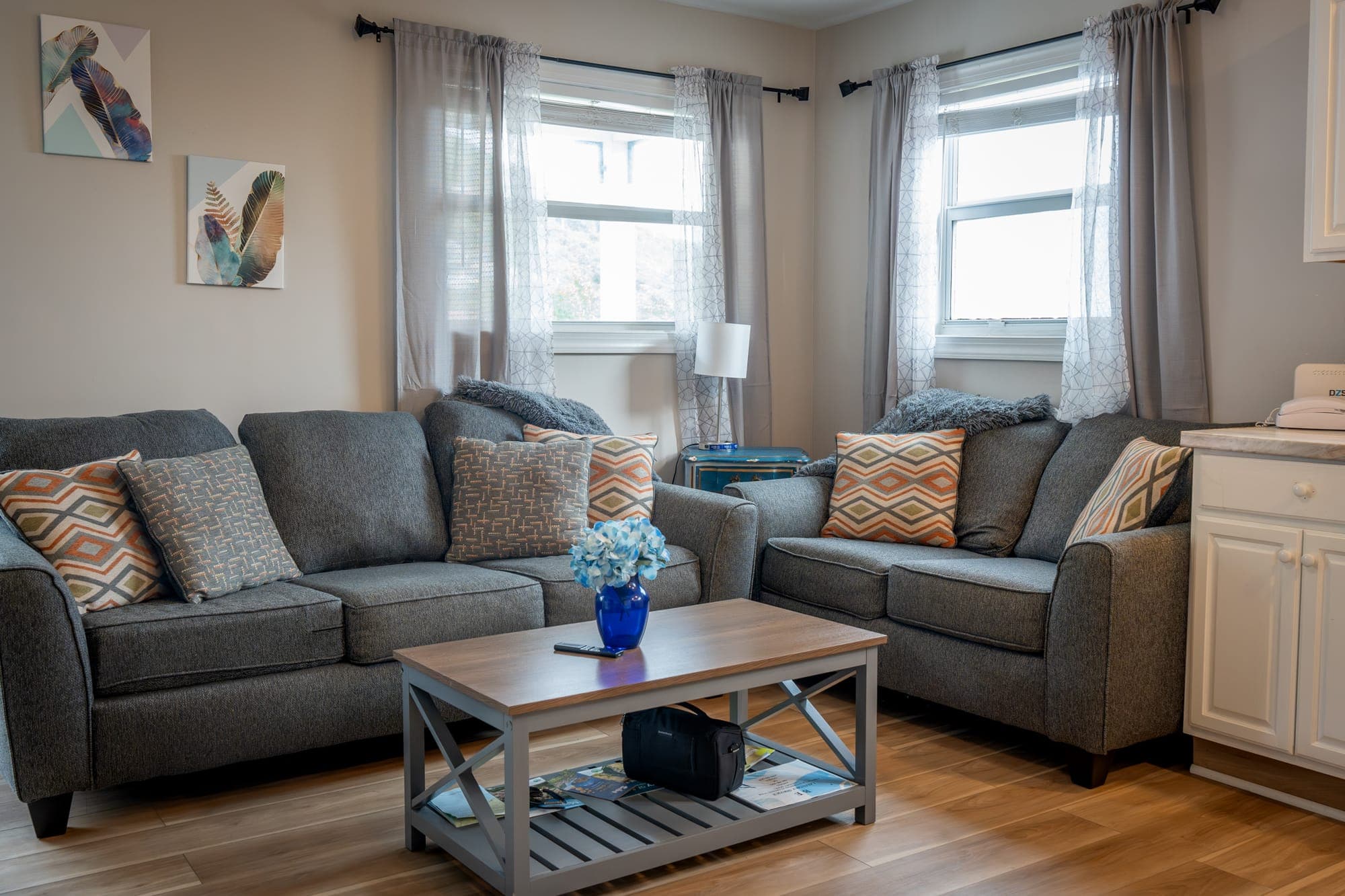 Woonkamer van Boho Paradise met grijze banken en een lage tafel